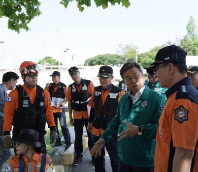 재난안전관-신상진 성남시장이 23일 재난대응 능력 강화를 위한 ‘안전한국훈련’ 에 참석하고 있다. .JPG width: 100%; height : 150px