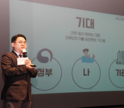 노인복지과-성남시는 5월 24일 오후 2시 시청 1층 온누리에서 ‘2024년 노인맞춤돌봄서비스 종사자 역량 강화 교육’을 했다 (1).JPG width: 100%; height : 150px