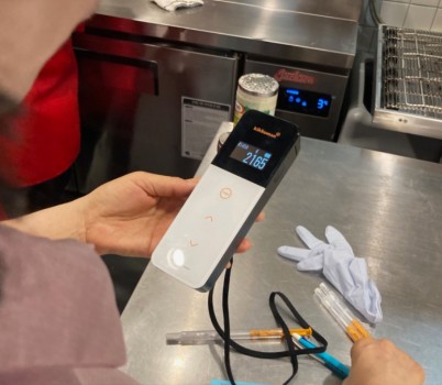 위생정책과-성남시가 음식포장·배달업소에서 종사자의 손, 칼, 도마 등의 오염도를 측정하는 시약 검사기.jpg width: 100%; height : 150px