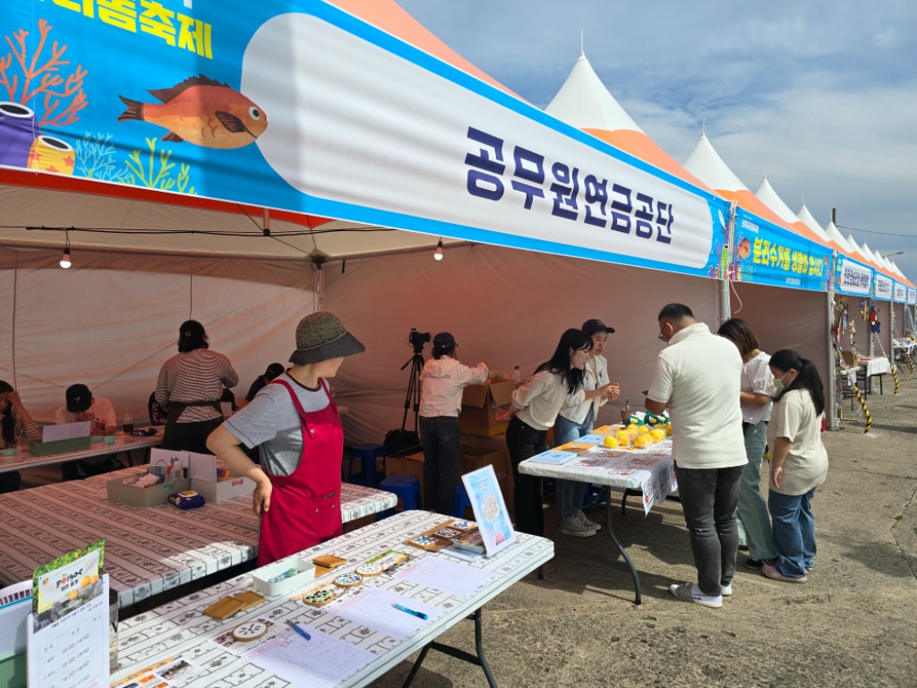 [보도사진] 공무원연금공단, 보목자리돔축제 참가해 「깨끗한 제주바다 만들기」캠페인 전개.jpg