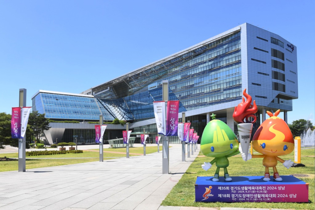 체육진흥과-성남시청 광장에 설치된 경기도 생활체육대축전 홍보 조형물(2).JPG