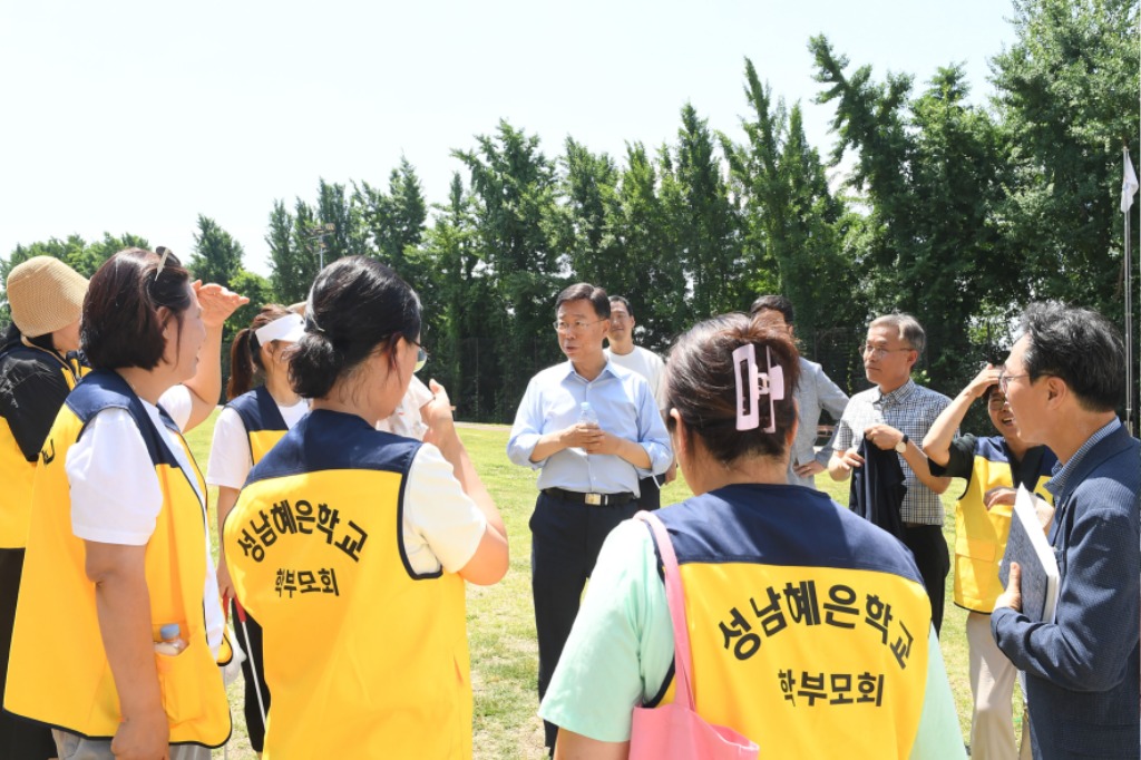 체육진흥과-신상진 성남시장과 성남혜은학교 학부모들이 13일 단대 다목적구장 연결 통행로 개설에 관한 현장 소통 간담회 중이다.JPG