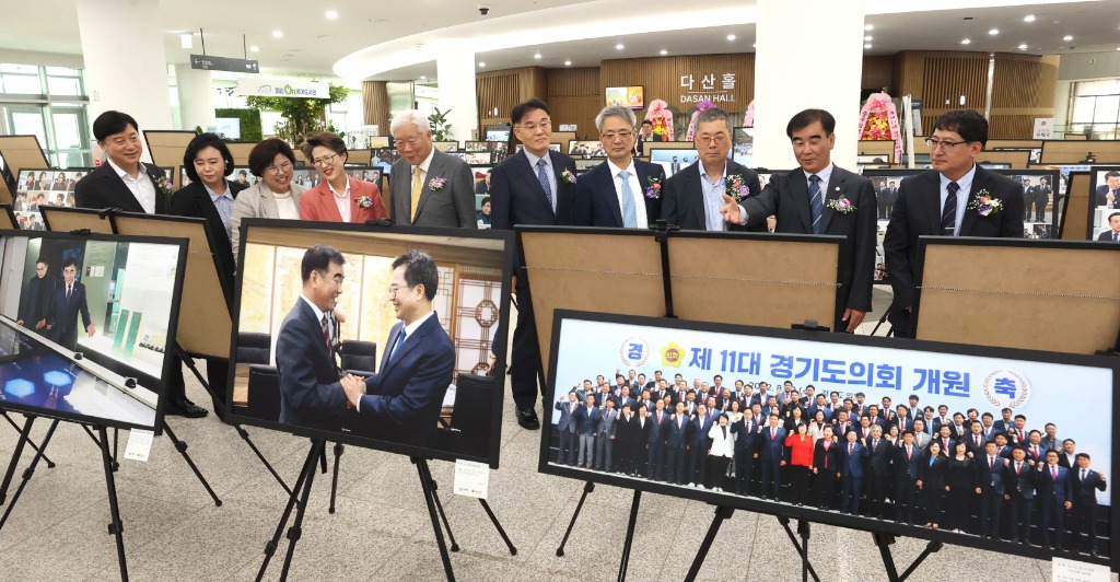 240614 염종현 의장, 14일 _제11대 경기도의회 의정활동 사진전_ 참석 (4).jpg