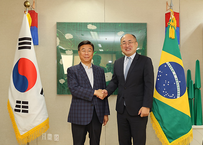 신상진 성남시장이 20일(현지시간) 브라질 상파울루 대한민국 총영사관에서 황인상 상파울루 한국 총영사와 기념사진을 찍고 있다..jpg