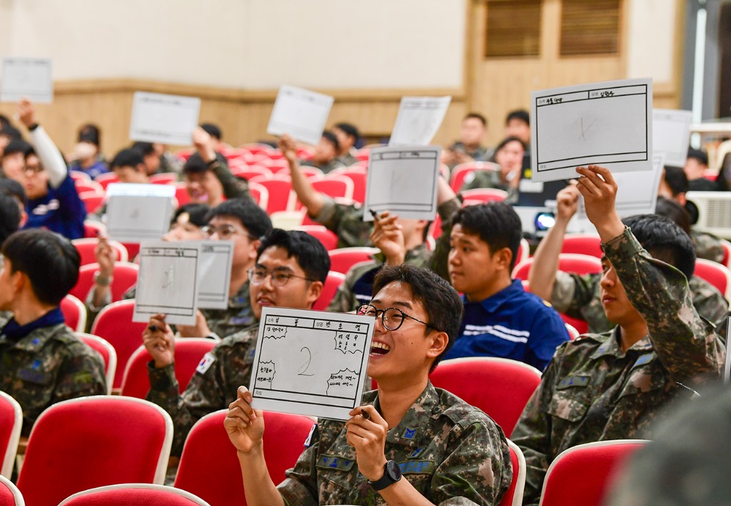 [보도자료]공군15비  정비안전관리 골든벨 경연대회(최종)1.JPG