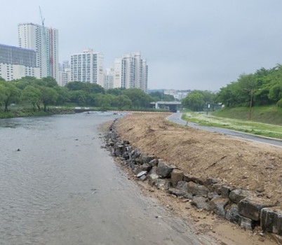생태하천과-준설 작업 마친 성남 구미동 일대 탄천.jpg width: 100%; height : 150px