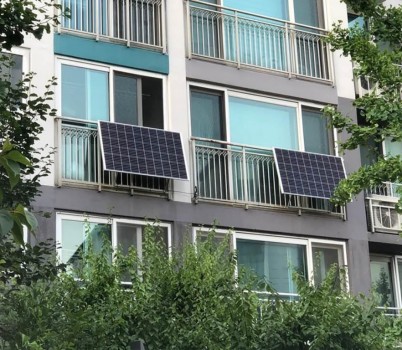 기후에너지과-베란다 난간에 미니태양광 모듈 전지판 설치한 성남시내 아파트.jpg width: 100%; height : 150px
