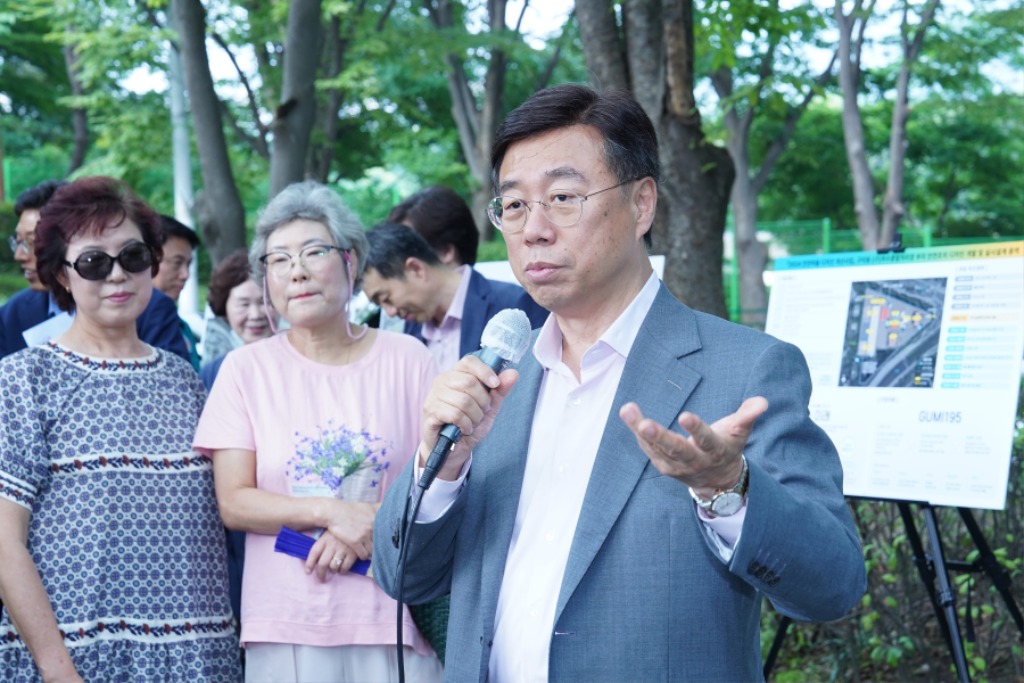 소통관-신상진 성남시장이 12일 구미동 옛 하수종말처리장을 방문해 주민들 상대로 사업 설명을 하고 있다..jpg