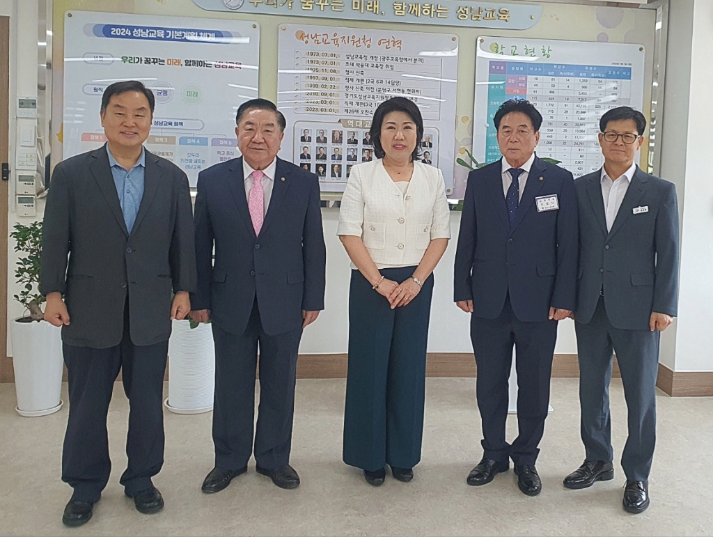 오찬숙 성남교육장이 성남시민포럼 이경식 상임대표. 김대진 한국문화원연합회장 겸 성남문화원장, 권순창 성남시청 미래교육과장과 강연회 전 기념사진을 촬영하고 있다.jpg