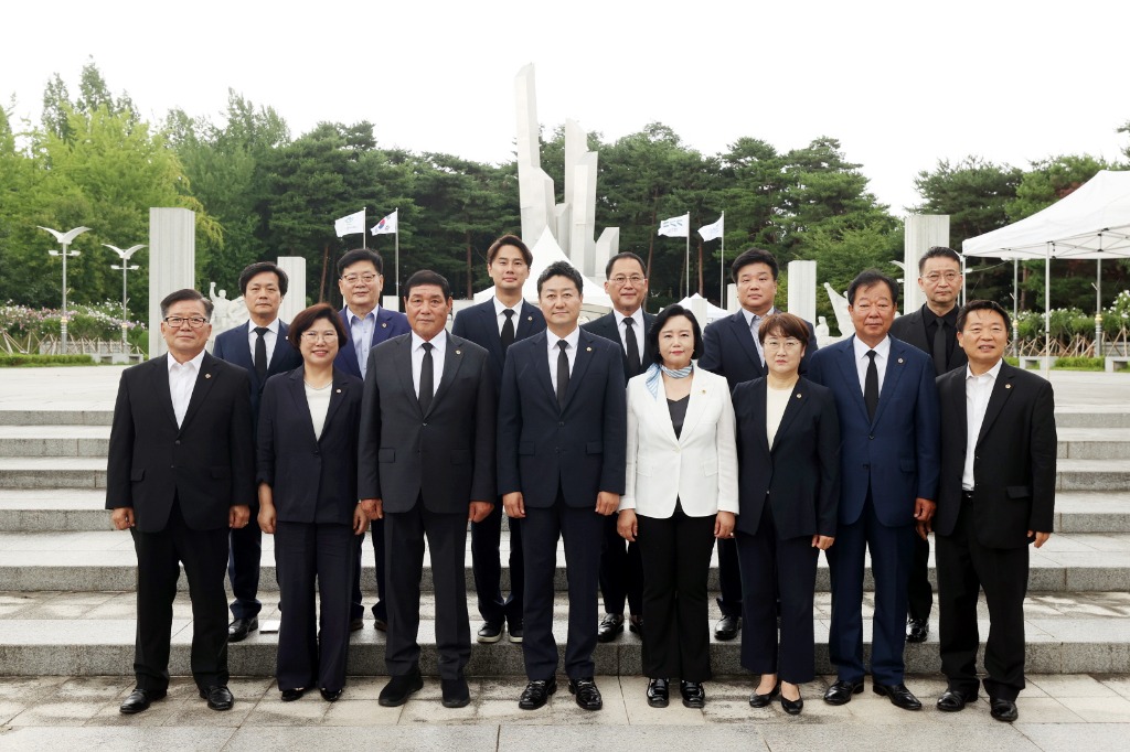 [사진추가]240722 김진경 의장, 취임일성 _강력한 협치모델 정립_...제11대 후반기 의장단 취임식 (2).jpg