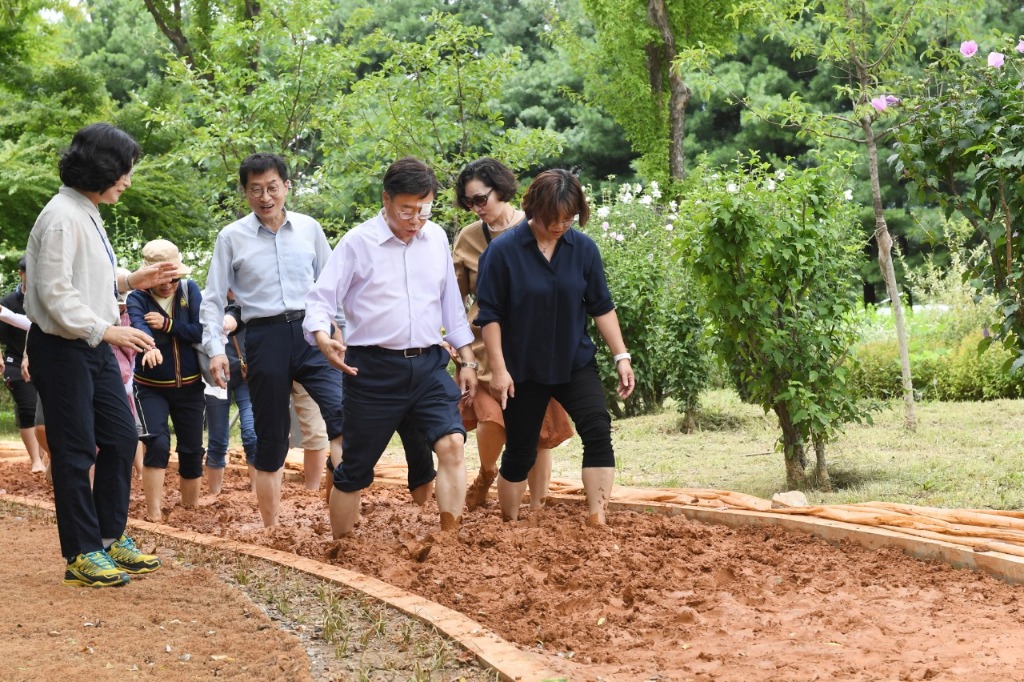 신상진 성남시장, 맨발 황톳길에서 힐링하고 건강한 일상을 보내시길 (2).jpeg