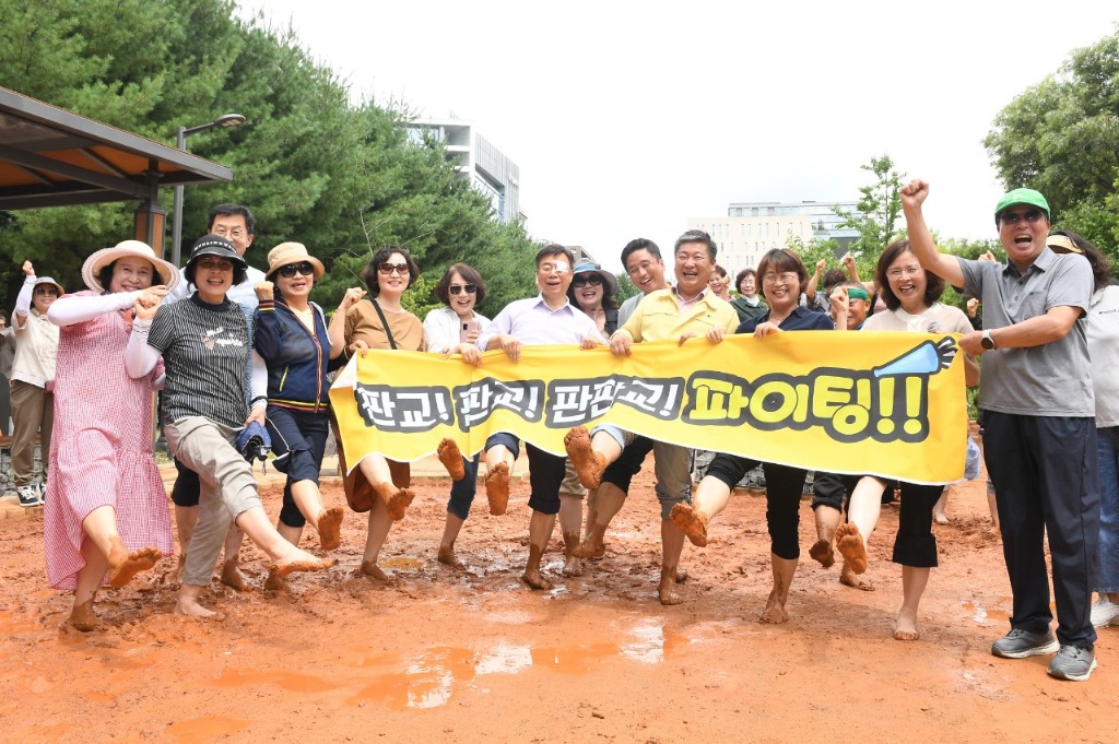 신상진 성남시장, 맨발 황톳길에서 힐링하고 건강한 일상을 보내시길 (3).jpeg