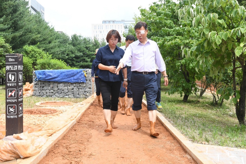 신상진 성남시장, 맨발 황톳길에서 힐링하고 건강한 일상을 보내시길 (4).jpeg