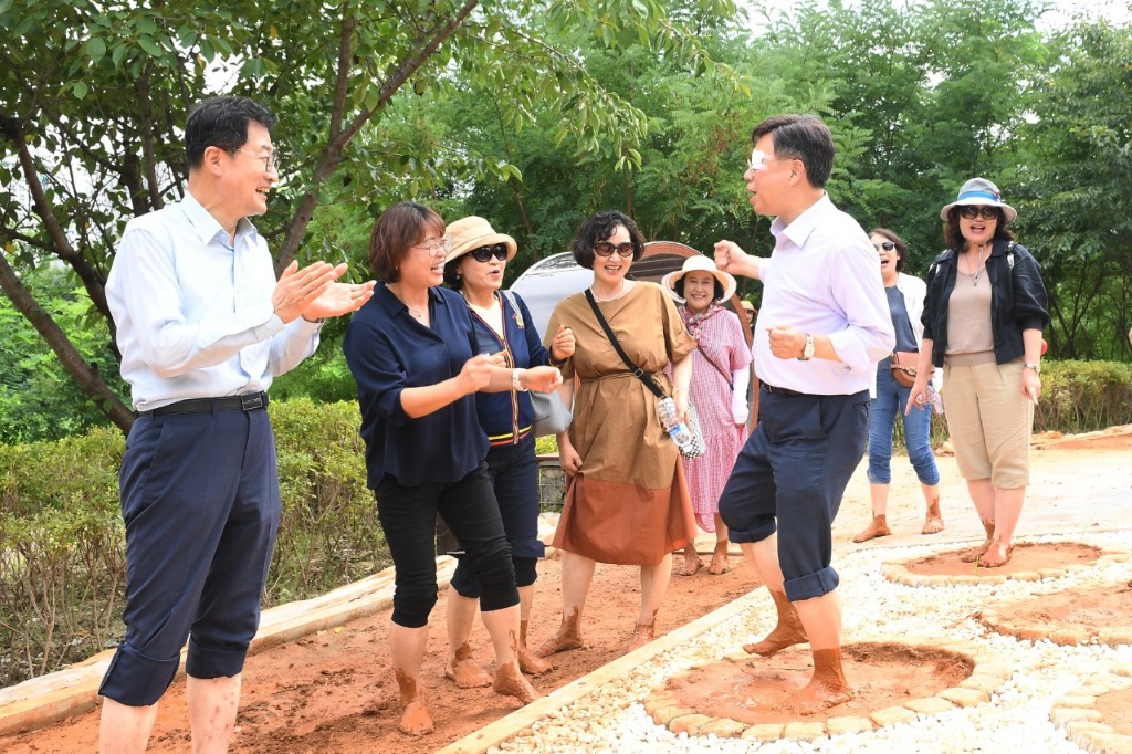 신상진 성남시장, 맨발 황톳길에서 힐링하고 건강한 일상을 보내시길 (5).jpeg