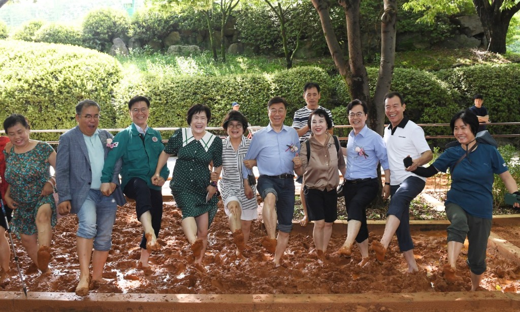 신상진 성남시장, 시민 누구든 편히 맨발 황톳길 누리시길 (3).jpeg