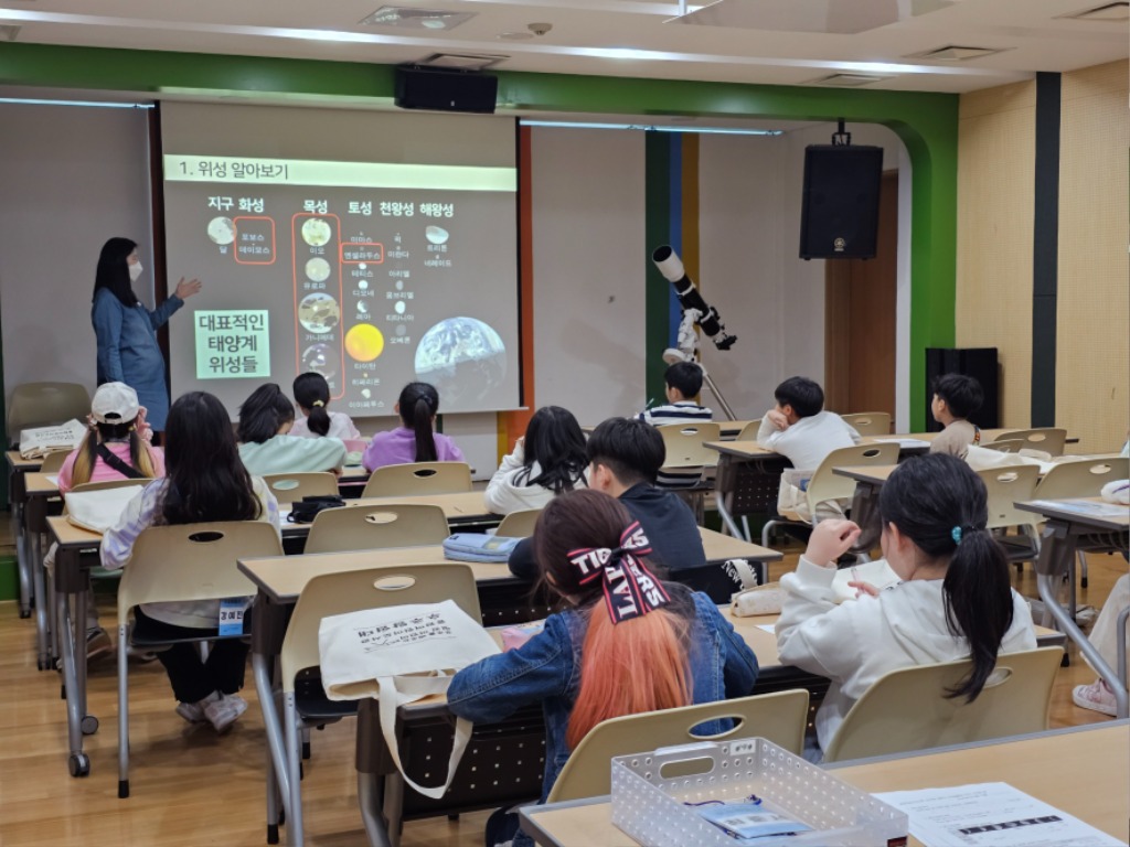 도서관사업소-성남시 중원어린이도서관에서 열리는 우주탐험대 수업 ‘위성 알아보기’.jpg