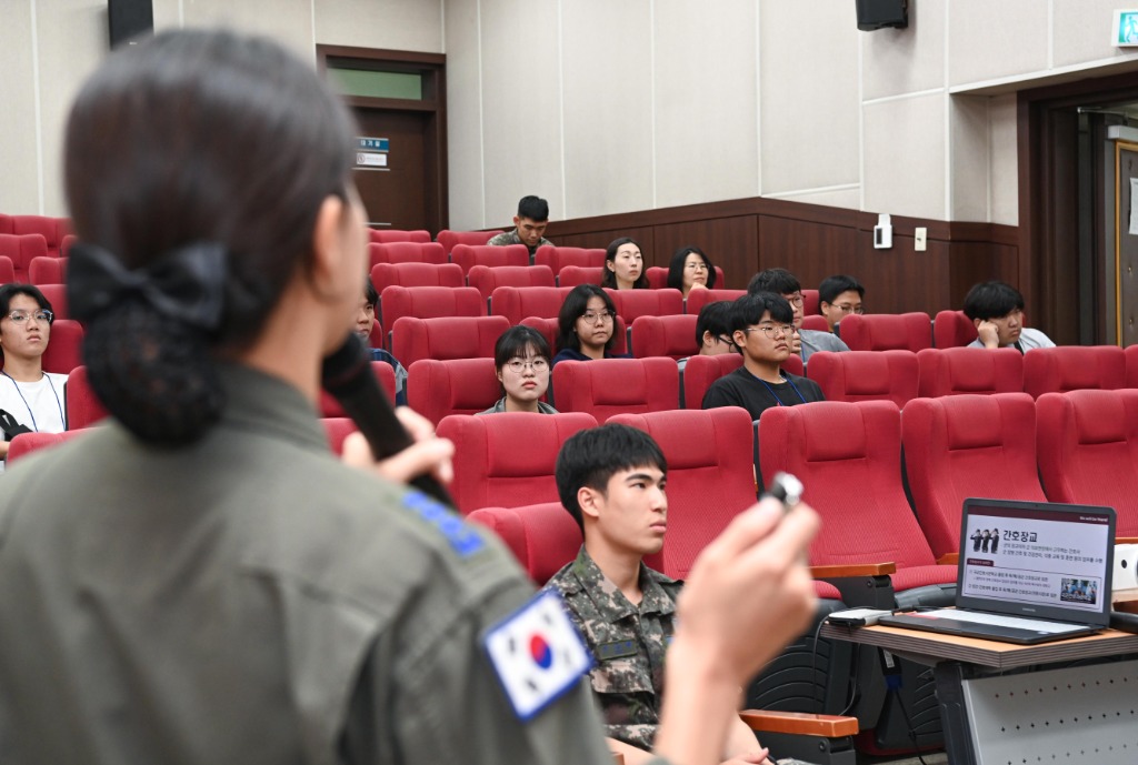 [보도사진] 비행간호장교와의 진로탐색 시간 하사 박민건 제공(2).JPG