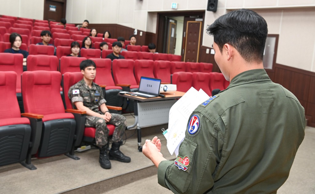 [보도사진] 조종사와의 진로탐색 시간 하사 박민건 제공(3).JPG