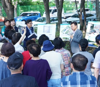 소통관-신상진 성남시장이 12알 구미동 옛 하수종말처리장을 방문해 주민들 상대로 즉석 간담회를 열고 있다..jpg width: 100%; height : 150px