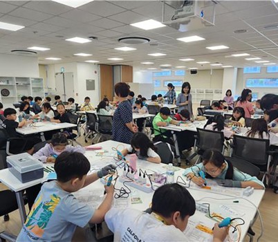 박물관사업소-성남시 박물관 체험동 2층 체험실에서 단남초 학생들이 3D펜으로 나만의 도시 만들기를 체험하고 있다.jpg width: 100%; height : 150px