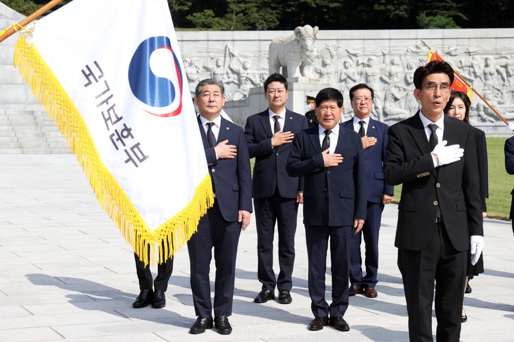 240814 김진경 의장, 광복절 맞아 국립대전현충원 참배..._숭고한 희생정신 되새기며 자치분권 강화 힘쓰겠다_ (1).jpg