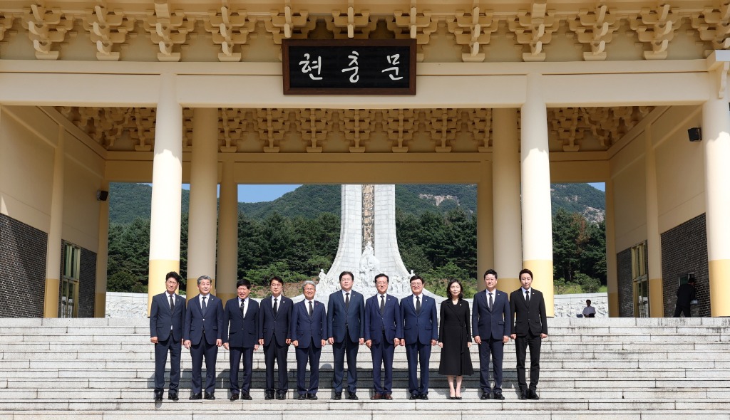 240814 김진경 의장, 광복절 맞아 국립대전현충원 참배..._숭고한 희생정신 되새기며 자치분권 강화 힘쓰겠다_ (2).jpg