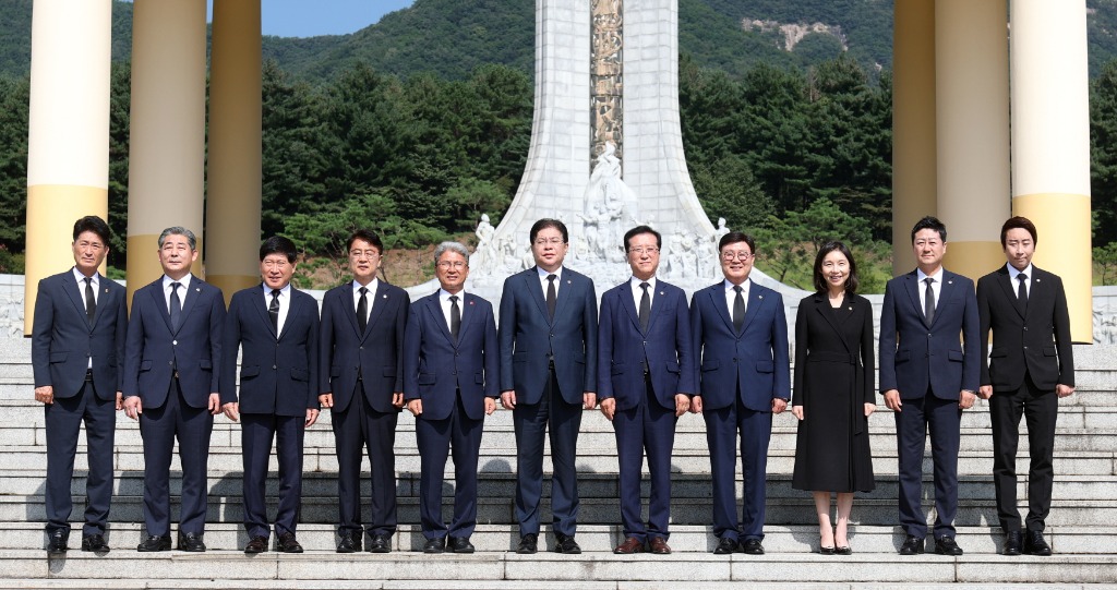 240814 김진경 의장, 광복절 맞아 국립대전현충원 참배..._숭고한 희생정신 되새기며 자치분권 강화 힘쓰겠다_ (3).jpg