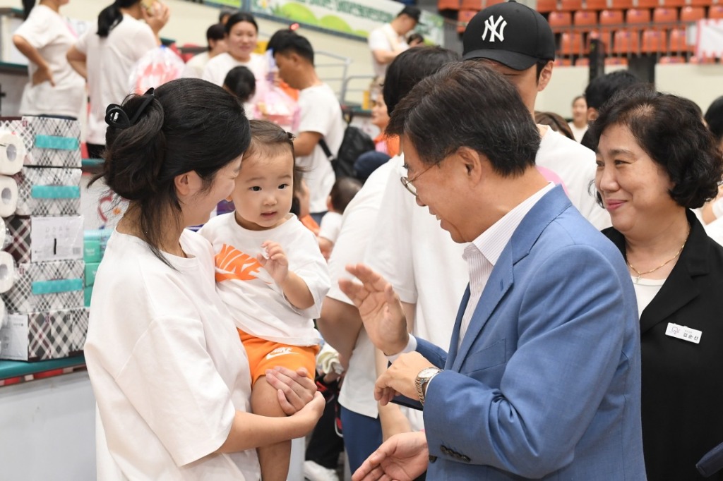 0830 성남포토뉴스(신상진 성남시장 0세아 전용 어린이집 아장아장 운동회 참석) (3).jpg