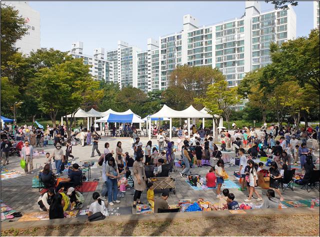 구미1동-제4회 구미1동 주민과 함께하는 까치벼룩장터 및 작품전시회(자료사진).jpg