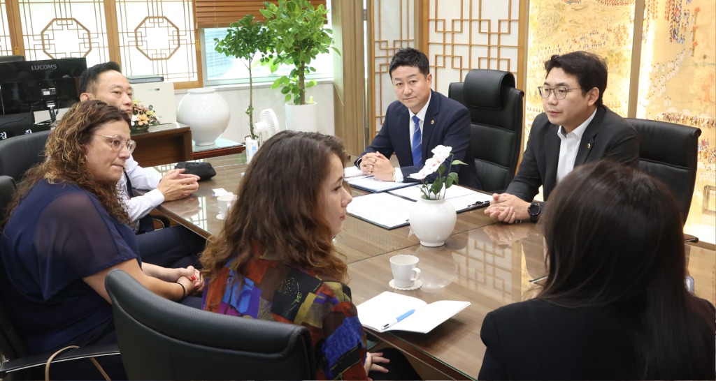 240910 김진경 의장·문승호 의원. 해외입양인 등과 소통의 시간...입양인 ‘뿌리 찾기’ 위한 제도 개선에 ‘한 목소리1.jpg