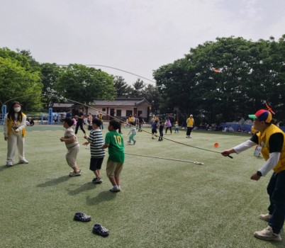 아동보육과-지난해 5월 성남시 수진공원서 열린 팝업 놀이터 때 긴 줄넘기(자료사진).jpg width: 100%; height : 150px