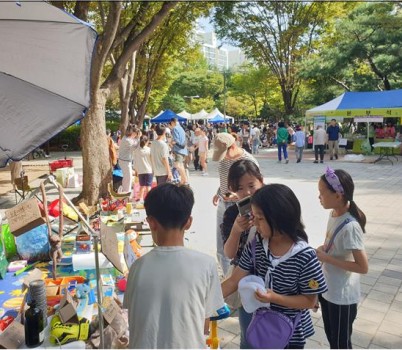 구미1동-제4회 구미1동 주민과 함께하는 까치벼룩장터 및 작품전시회(자료 사진).jpg width: 100%; height : 150px