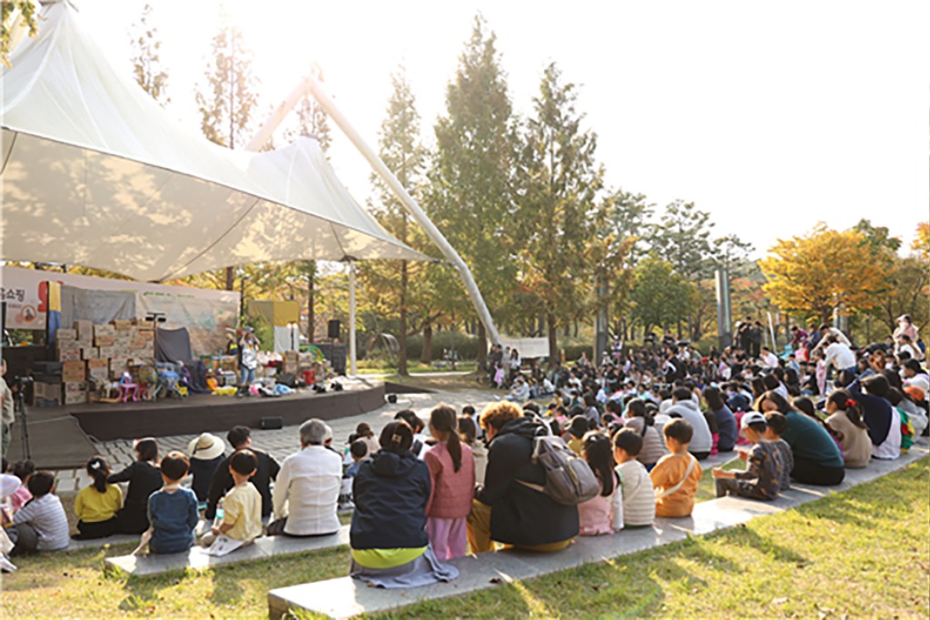 환경정책과-지난해 10월 성남 화랑공원 야외공연장에서 열린 와글와글 환경 놀이터 행사 때 환경보호 관련 연극 ‘쓰레기꽃 요정’ 공연 중.jpg