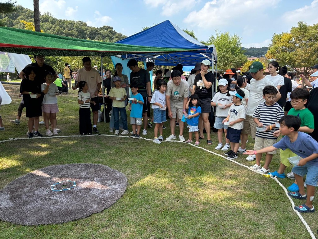 아동친화팀-(자료사진)성남시 제3회 찾아가는 팝업놀이터 때 구슬치기.jpg