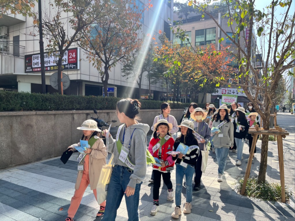 아동보육과-지난해 10월 분당구 야탑역 일대에서 진행한 ‘아동권리 옹호 캠페인’ 때(자료사진).jpg