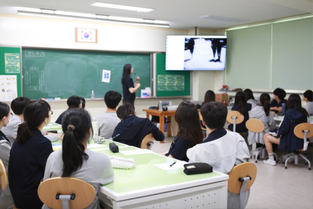 학교에서두런예술로두런에 참여중인 내정중학교 학생들 (2).jpg