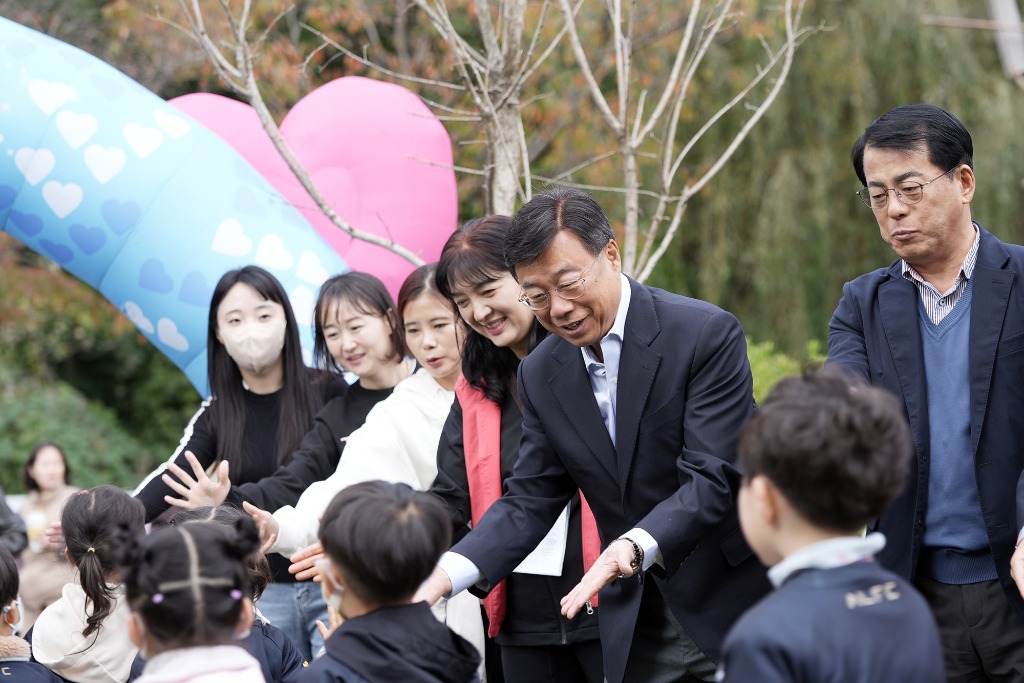 신상진 성남시장, FC 선수단과 함께하는 튼튼 쑥쑥 어린이 건강걷기 대회 참석(3).jpeg