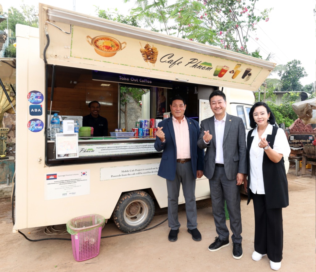 241024 정윤경 부의장. 의장단 캄보디아에 소방차 전달... 시엠립 주민들의 안전과 복지에 기여하길 희망4.jpg