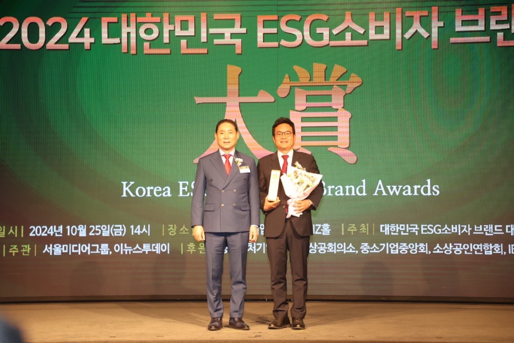 241025 이학수 의원, 광역의원 최초 ‘2024 대한민국 ESG소비자 브랜드 대상’  의정특별상 수상 (1).jpg