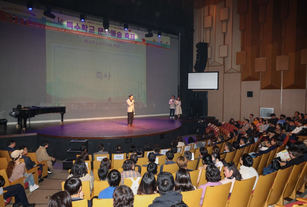 241030_임태희_교육감__“교육의_목표__학생이_잘하는_것을_찾아__행복한_삶을_살_수_있도록_하는_것”(사진1).jpg