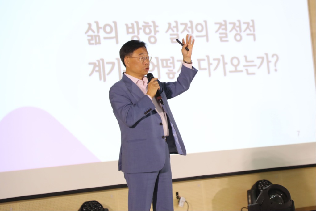 미래교육과-신상진 성남시장은 10월 30일 성남고교(중원구 성남동) 2층 강당에서 ‘꿈과 미래를 위한 열정과 도전’을 주제로 한 특별 강연을 했다.jpg