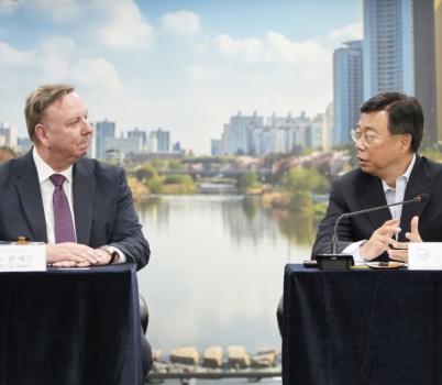 기후에너지과-성남시, 글로벌 기후에너지 시장협약 ‘지콤’ 가입-대화 나누고 있는 지노 반 베긴 이클레이 세계사무총장(왼)과 신상진 성남시장(오른쪽).jpg