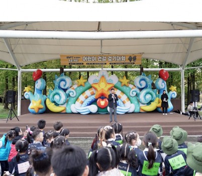 신상진 성남시장, FC 선수단과 함께하는 튼튼 쑥쑥 어린이 건강걷기 대회 참석(1).jpeg