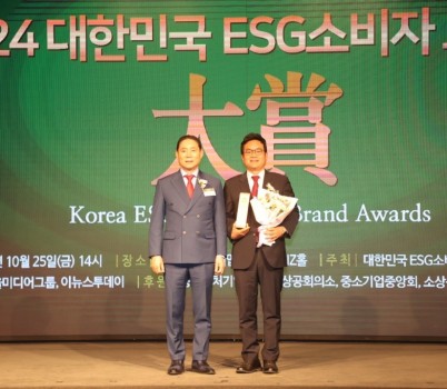 241025 이학수 의원, 광역의원 최초 ‘2024 대한민국 ESG소비자 브랜드 대상’  의정특별상 수상 (1).jpg width: 100%; height : 150px