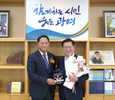 감사패+전달.jpg width: 100%; height : 150px