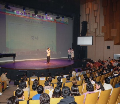 241030_임태희_교육감__“교육의_목표__학생이_잘하는_것을_찾아__행복한_삶을_살_수_있도록_하는_것”(사진1).jpg width: 100%; height : 150px