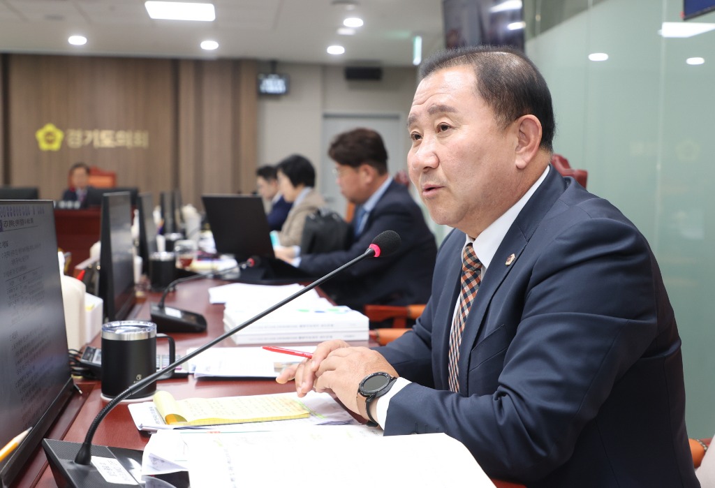 241108 김철진 의원, 새롭게 출범한 AI국 ‘데이터 품질관리’와 ‘AI격차 해소 방안’ 등 집중 점검 (1).JPG