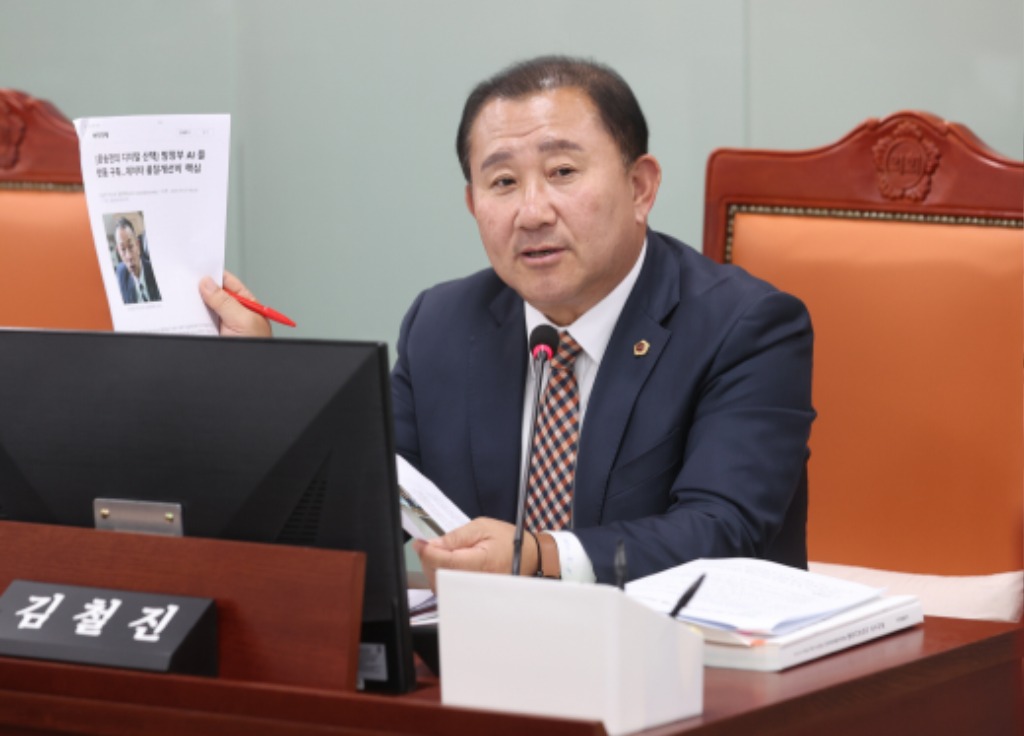 241108 김철진 의원, 새롭게 출범한 AI국 ‘데이터 품질관리’와 ‘AI격차 해소 방안’ 등 집중 점검 (2).JPG