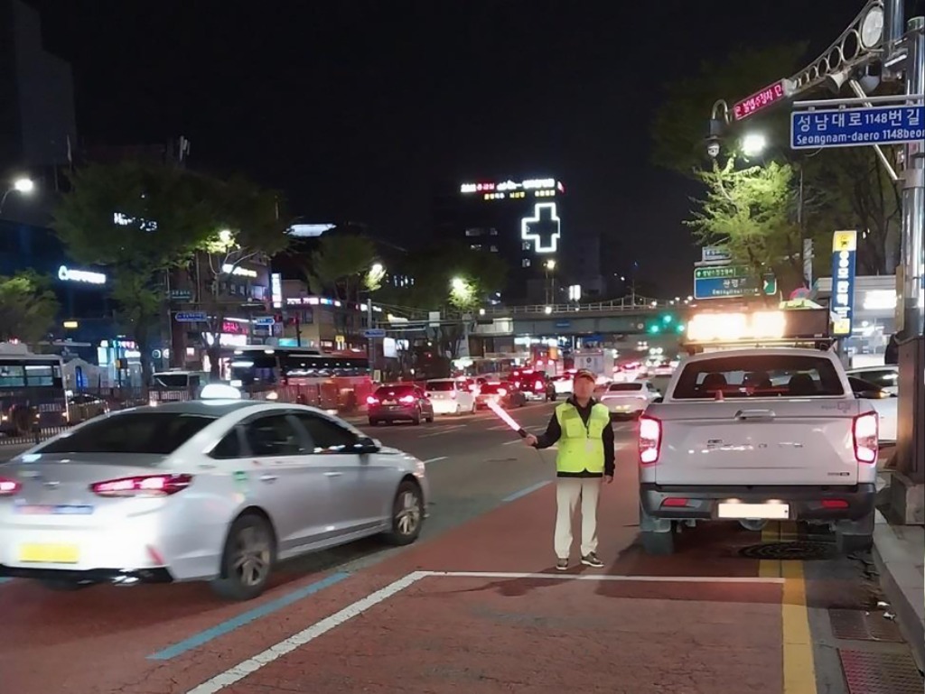 대중교통과-성남 모란역 인근에서 관외택시 불법 영업 단속 중.jpg