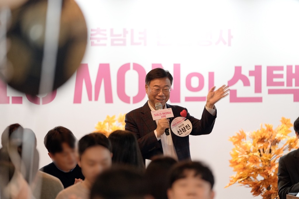 여성가족과-신상진 성남시장이 11월 16일 7차 _솔로몬의 선택_ 행사장에서 인사말을 하고 있다.jpg
